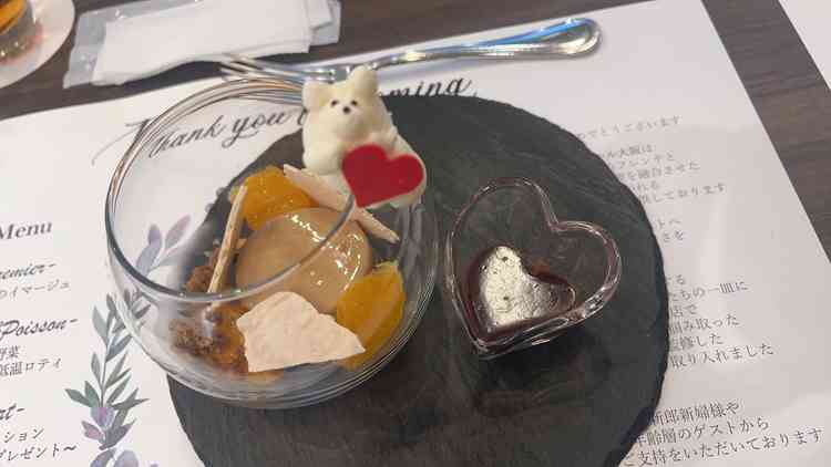 コーヒーのプリンでグラスには濃厚なクリームで作られたクマちゃんです。