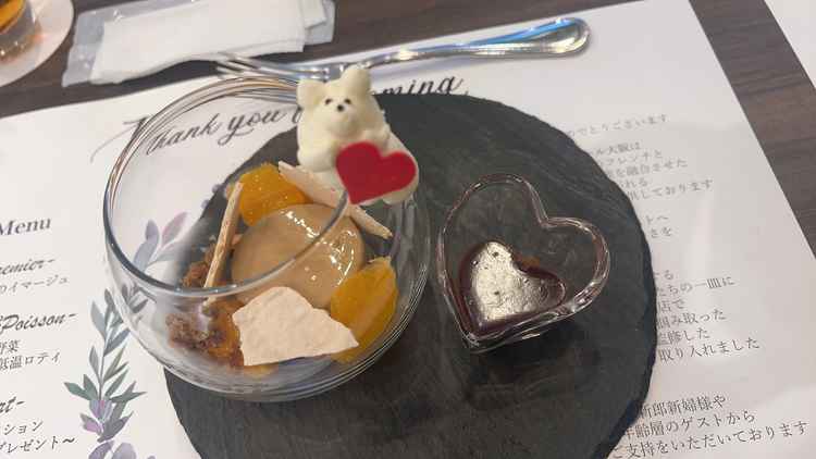 コーヒーのプリンでグラスには濃厚なクリームで作られたクマちゃんです。