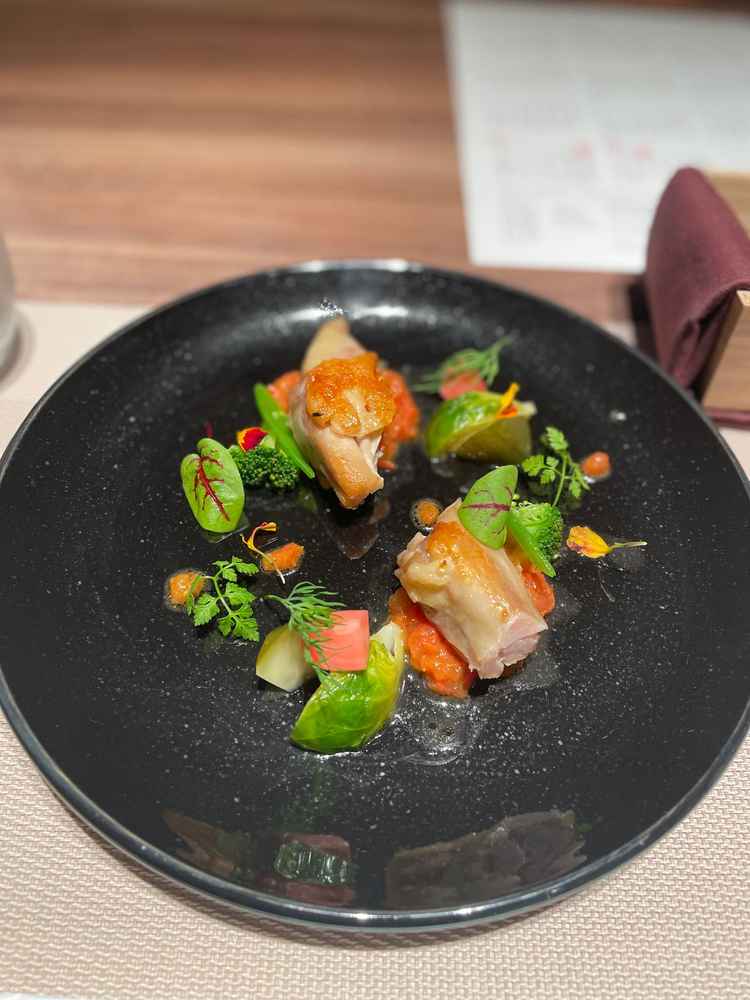 魚介アレルギーのため、私の前菜は鶏肉でご用意して下さいました。とっても美味しかったです。