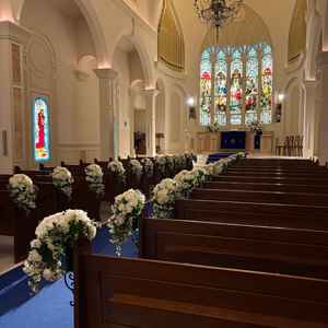 シンボルのような青色のバージンロードです。ステンドグラスは海外から取り寄せているとのこと。