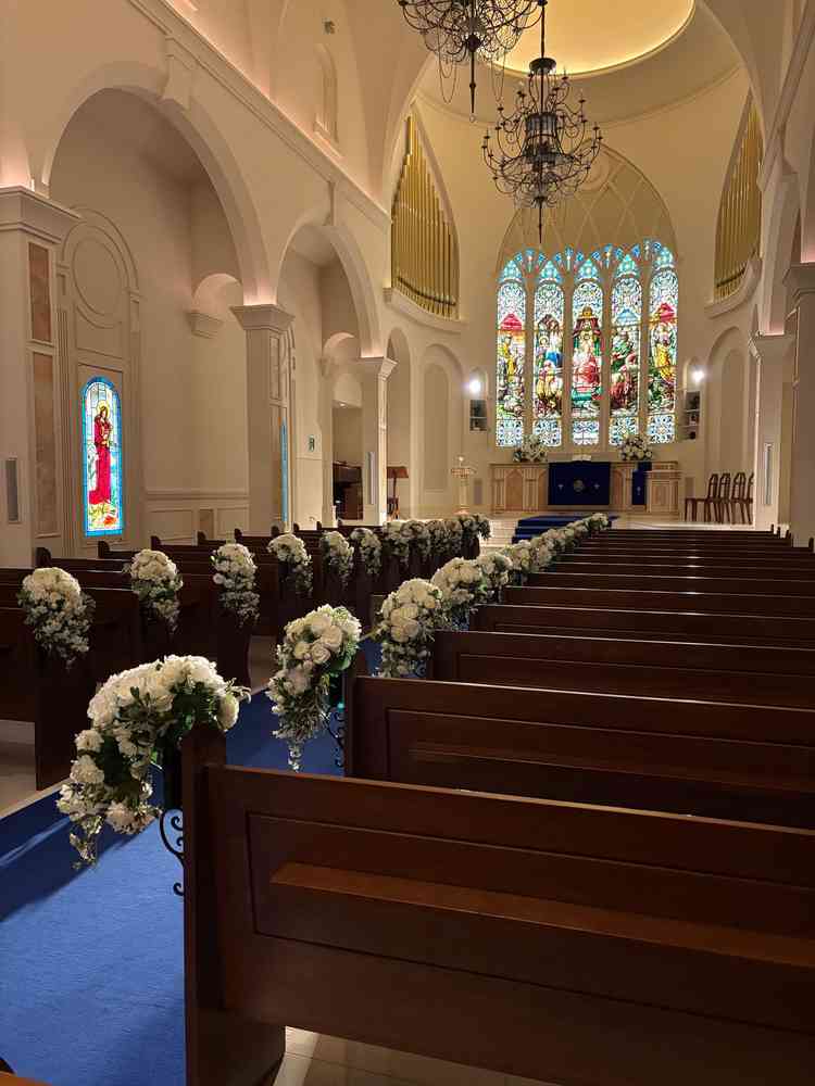 シンボルのような青色のバージンロードです。ステンドグラスは海外から取り寄せているとのこと。