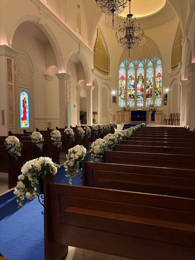 シンボルのような青色のバージンロードです。ステンドグラスは海外から取り寄せているとのこと。