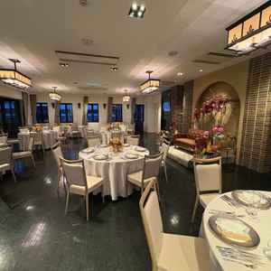 披露宴会場はブラウン調で、ちょっとしたソファやガーデンスペースがあり、オシャレな雰囲気でした。