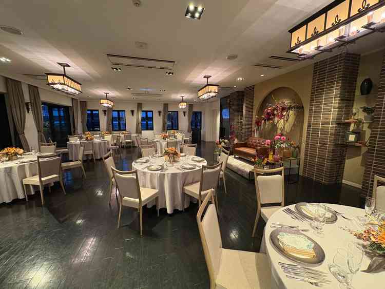 披露宴会場はブラウン調で、ちょっとしたソファやガーデンスペースがあり、オシャレな雰囲気でした。