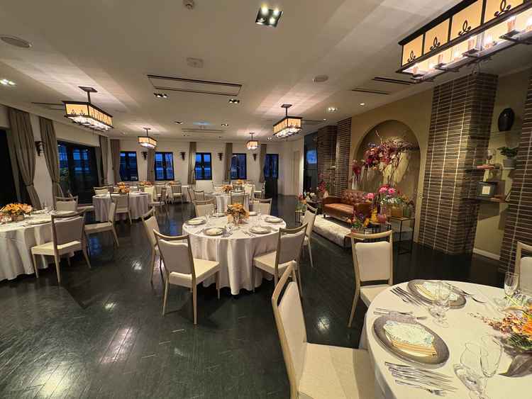 披露宴会場はブラウン調で、ちょっとしたソファやガーデンスペースがあり、オシャレな雰囲気でした。