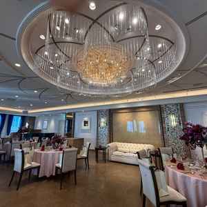 披露宴会場。お花の形のシャンデリアがとても素敵で印象的。