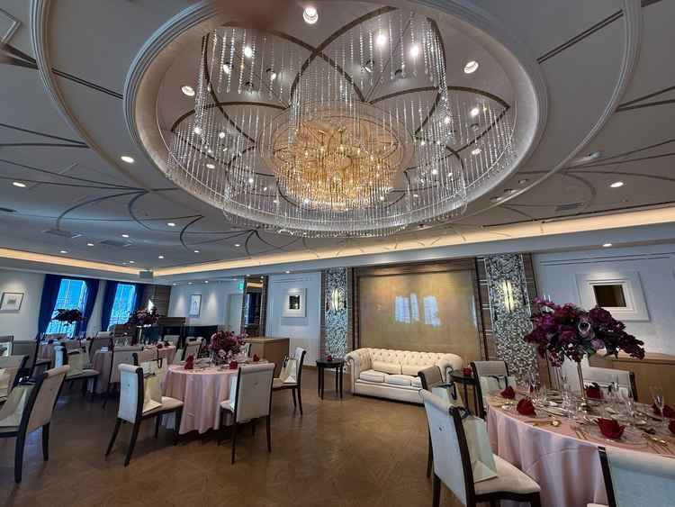 披露宴会場。お花の形のシャンデリアがとても素敵で印象的。