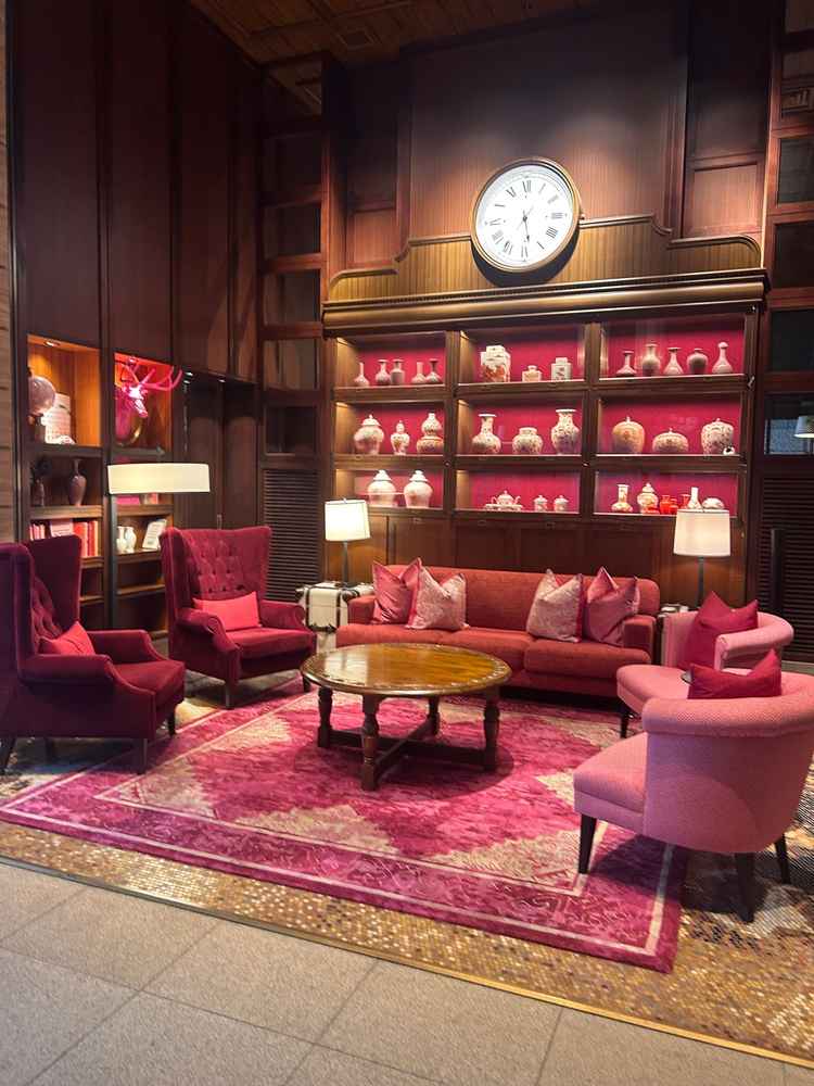 広くはないが、混雑しないフロント。