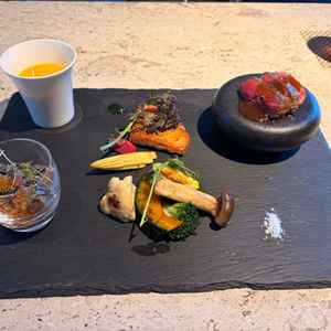 ご飯の試食です。最低ランクのコースを食べられるので、ランクアップのイメージがつきやすいと感じました。