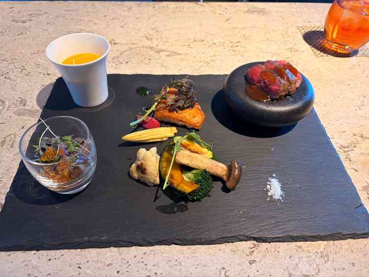 ご飯の試食です。最低ランクのコースを食べられるので、ランクアップのイメージがつきやすいと感じました。