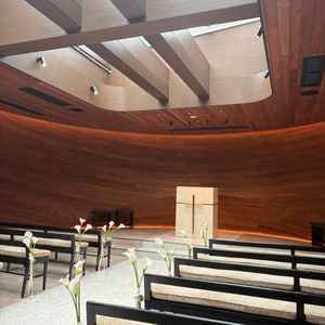 2025年3月にリューアルしたばかりのチャペル。木の香りが漂い、窓から日が差し込む暖かいチャペル。