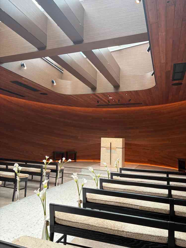 2025年3月にリューアルしたばかりのチャペル。木の香りが漂い、窓から日が差し込む暖かいチャペル。