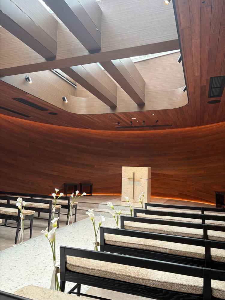 2025年3月にリューアルしたばかりのチャペル。木の香りが漂い、窓から日が差し込む暖かいチャペル。