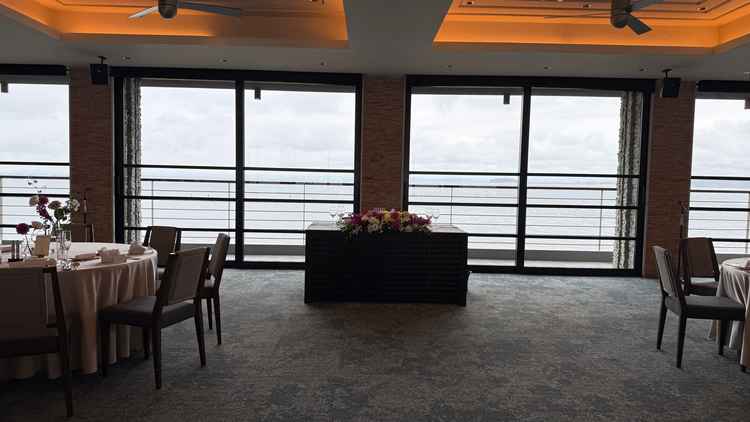 披露宴会場は、大きすぎず小さすぎずでちょうどいい大きさでした。ここからも海が見えてとてもよかったです