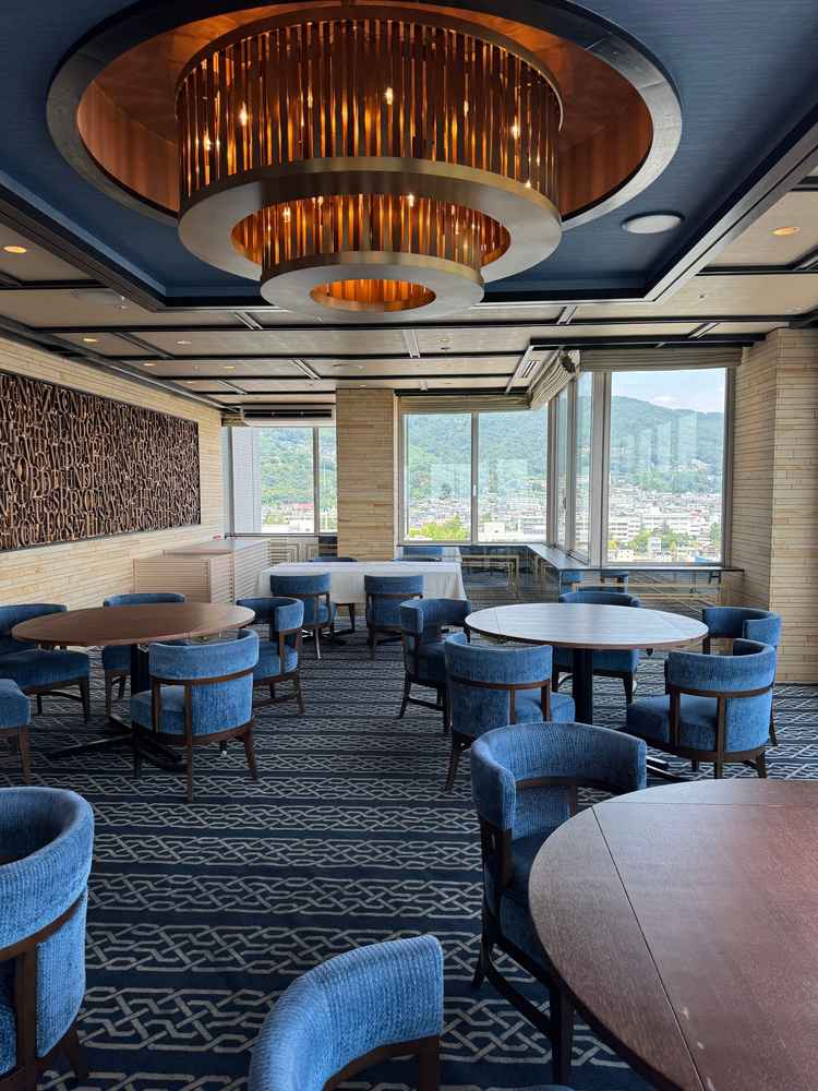 披露宴会場がとても素敵で、長野市内を見渡せる高さのある建物ならではの景観でした