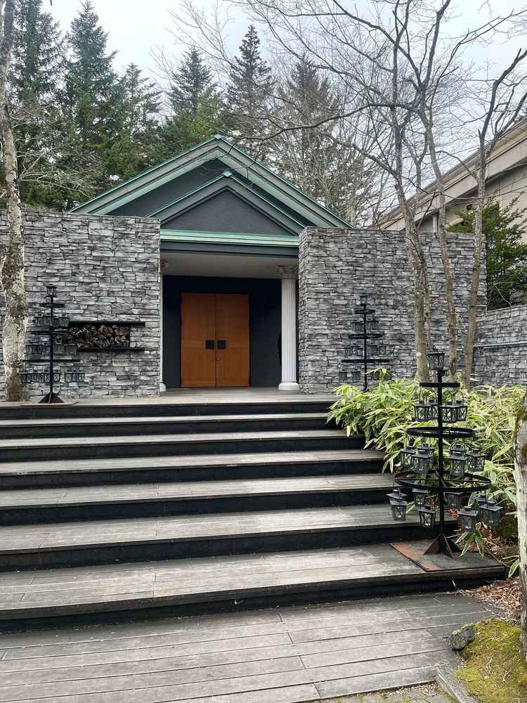 披露宴会場から退場する時に見える緑が景色が綺麗でした。