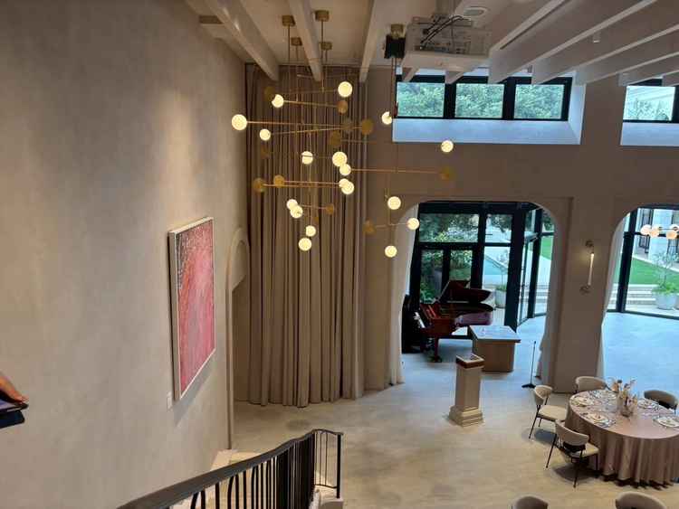 統一感のあるおしゃれな宴会場でした。天井高もしっかりあり、窓もあり開放感もしっかりありました。