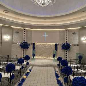 チャペル。青い薔薇の装花が印象的でした。