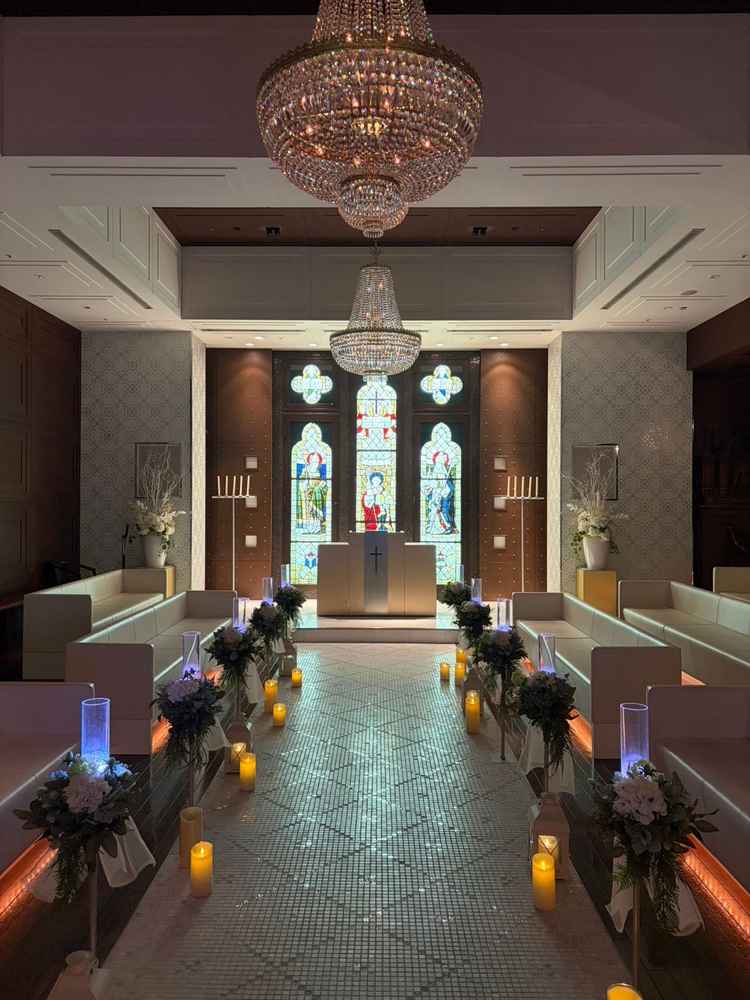 対面式の座席でゲストとの距離が近い式ができる