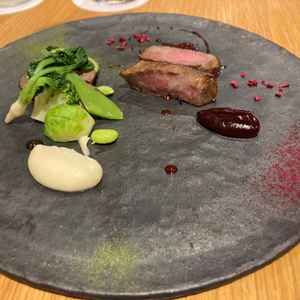 色鮮やかな料理で見ても楽しく、盛り付けや食器にも細部までこだわりが感じられた。