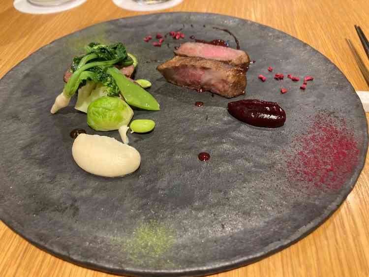 色鮮やかな料理で見ても楽しく、盛り付けや食器にも細部までこだわりが感じられた。