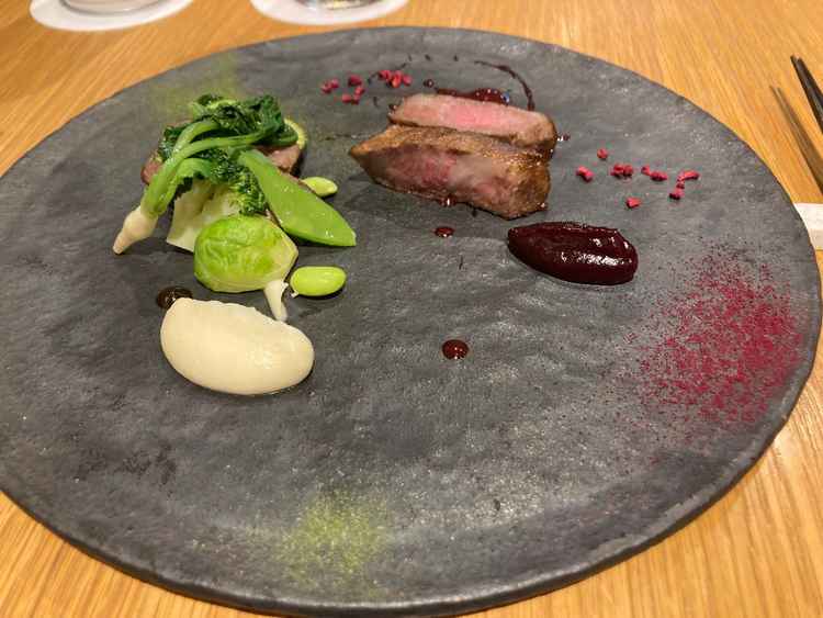 色鮮やかな料理で見ても楽しく、盛り付けや食器にも細部までこだわりが感じられた。