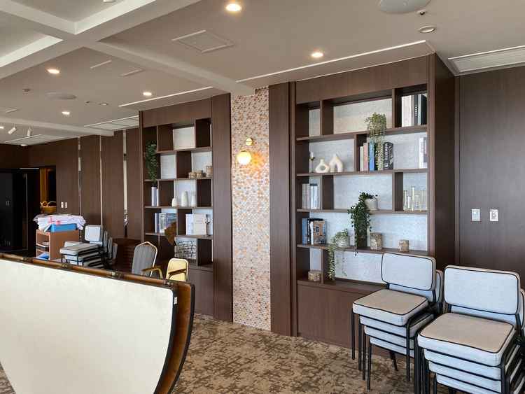 新しい披露宴会場。片付け中で色々置いてますが、落ち着いた雰囲気でもちろんレイクビュー。