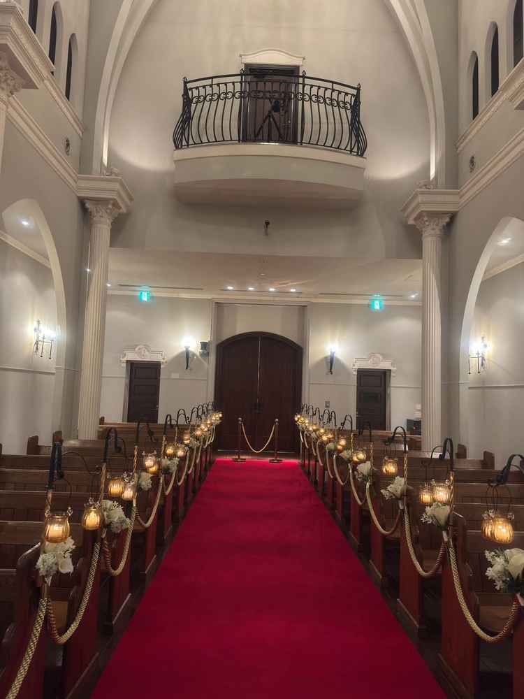 明るすぎずシックな空間でバージンロードを歩くことが想像できよかったです。