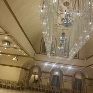 こちらも披露宴会場です。とても大きなシャンデリアが印象的で高級感を感じました。