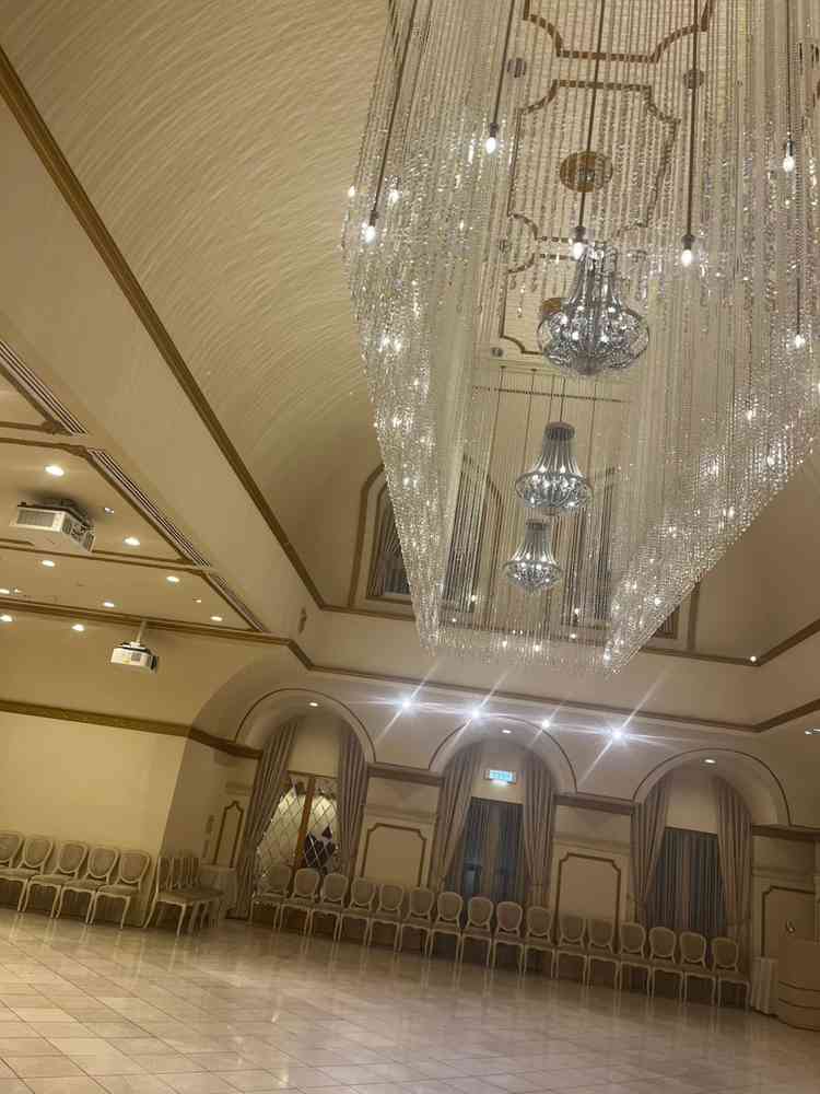 こちらも披露宴会場です。とても大きなシャンデリアが印象的で高級感を感じました。