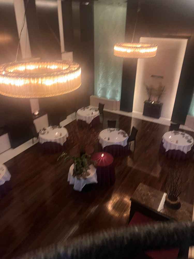 披露宴会場として使う場所を待合室として使用することができると説明をもらった。モダンで落ち着いた印象。