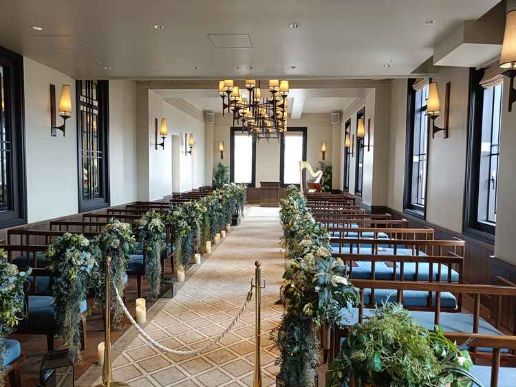 式場は落ち着いた雰囲気で宗教色はあまり強くありません。ハープの生演奏もあるようです。