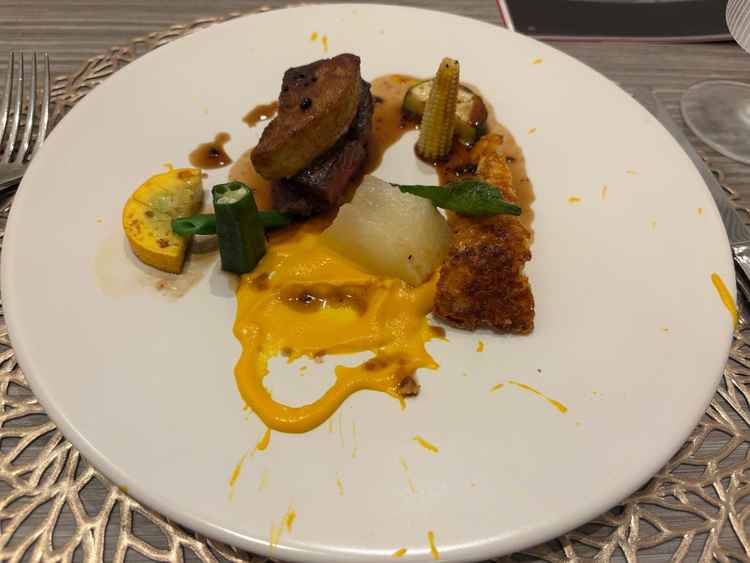 いただいた料理。フォアグラの乗ったステーキで、美味しかったです。