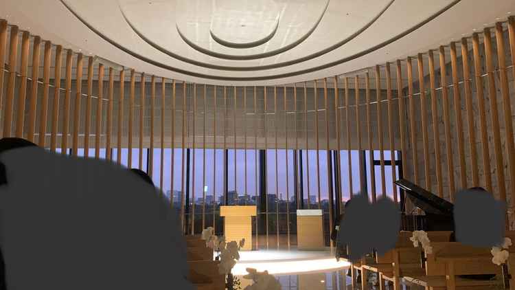 チャペルのシェードが上がってる途中。時間帯によって景色が違いそう