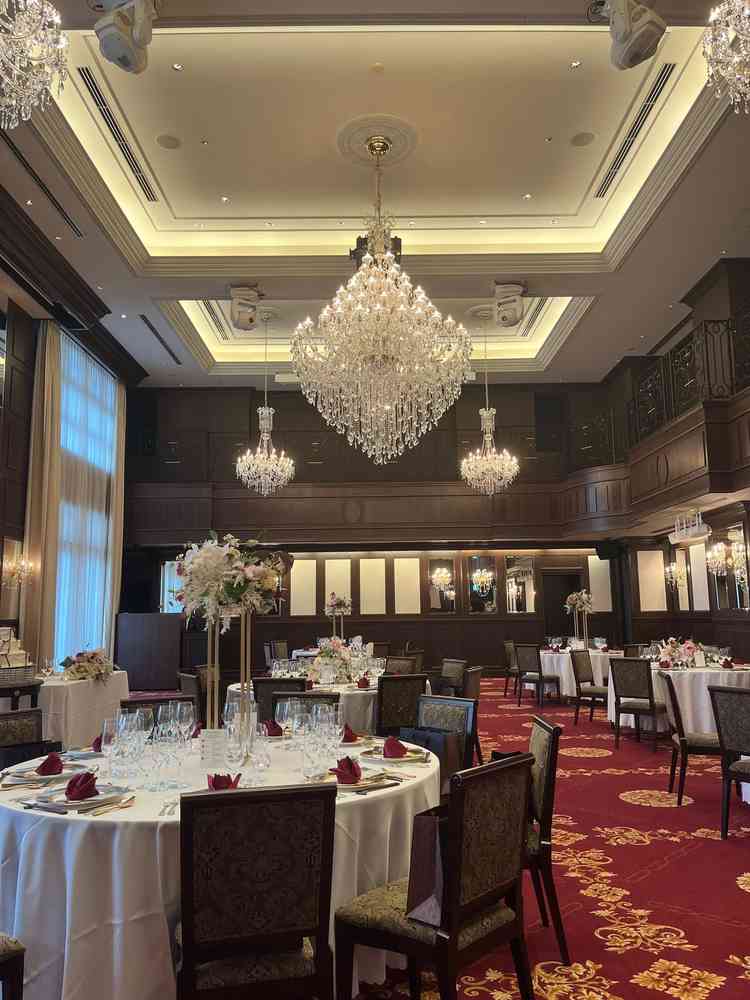 披露宴会場①の写真。広々として華やか、大人数でもゆったり過ごせる会場。