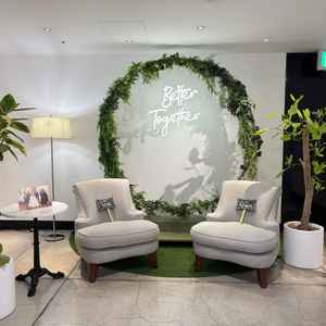 披露宴前のゲストの待合室。食べ物や飲み物など充実しています