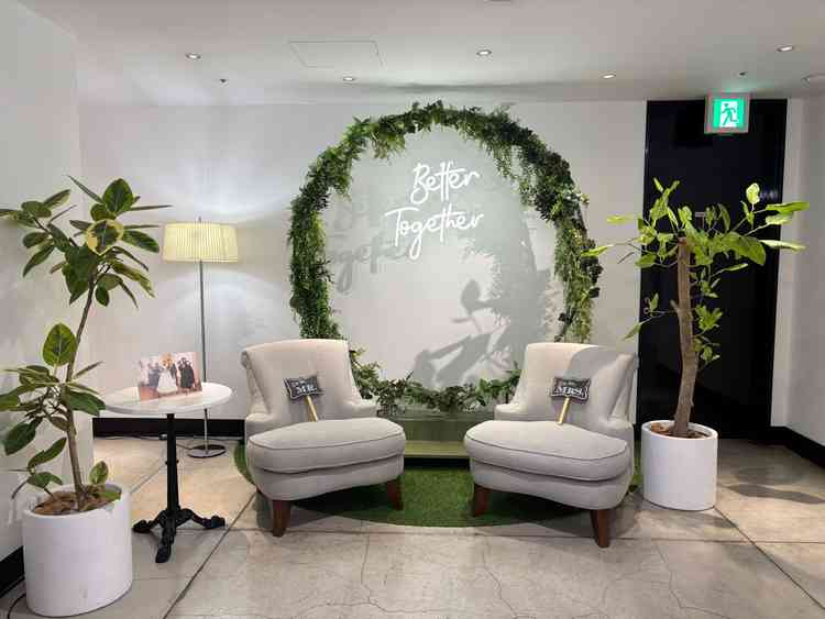 披露宴前のゲストの待合室。食べ物や飲み物など充実しています