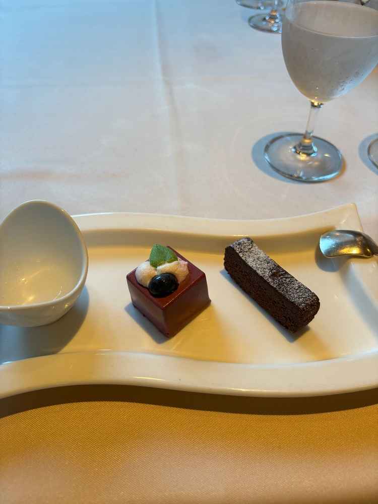 食後のデザート。スイーツブッフェで出てくるものだそう。味も美味しかった。