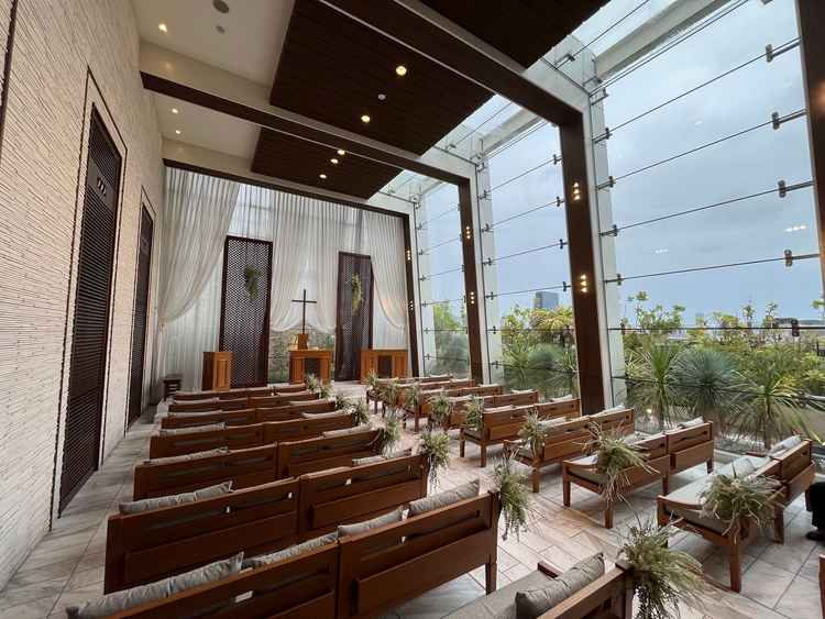 リニューアル前のチャペル。天高で、見学日は雨でしたが、明るさに驚くほど、光が入っていました。