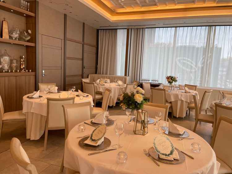 披露宴会場の写真。明るくて会場も狭すぎず広すぎず、高砂からゲスト全員の顔を見渡せるのが良い。