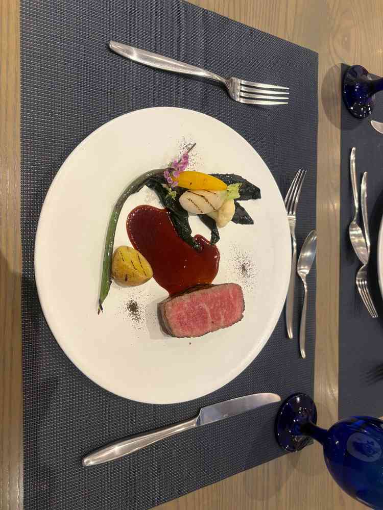 試食の和牛ロースト。見た目も美しく、お肉が柔らかく、お野菜の味付けも申し訳なかった。