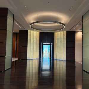 ホワイエから見たチャペルです。チャペルの明るさに比べてホワイエが少し暗いので写真映えしそうです。