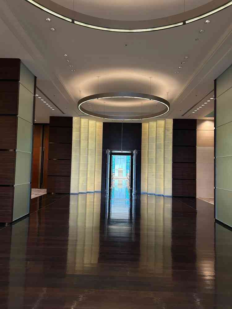 ホワイエから見たチャペルです。チャペルの明るさに比べてホワイエが少し暗いので写真映えしそうです。