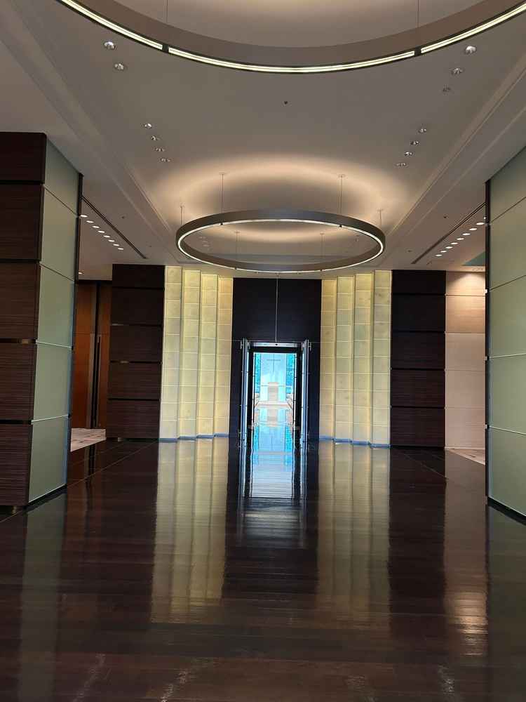 ホワイエから見たチャペルです。チャペルの明るさに比べてホワイエが少し暗いので写真映えしそうです。