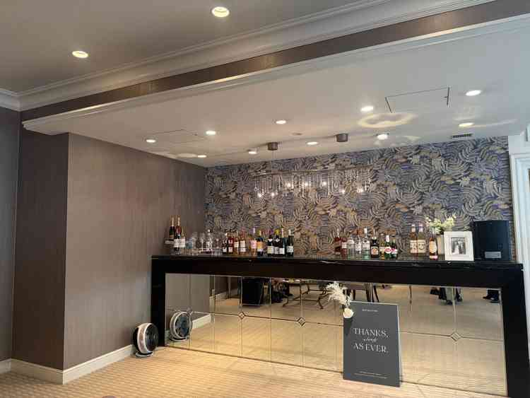 ゲスト用のロビーは明るく、ウェルカムドリンクの種類も多そうでした。