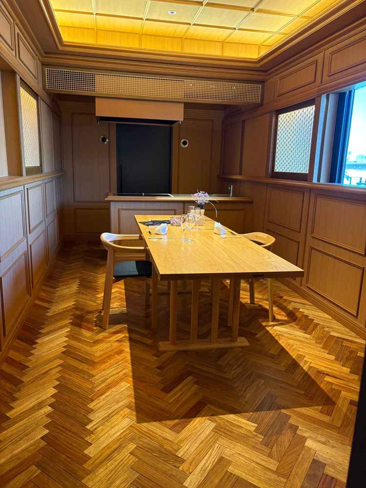 記念日などに食事会ができ、戻ってくる場所もあり、シェフの料理の演出を間近で見ることなども可能とのこと