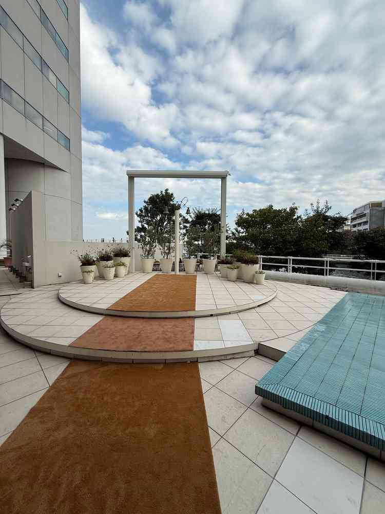 フラワーシャワーの場所は外で気持ちよさそうでした。鐘があるのもいいです◎