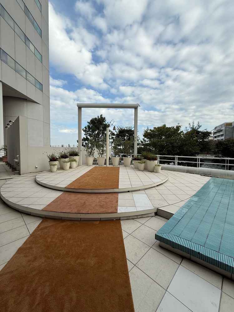 フラワーシャワーの場所は外で気持ちよさそうでした。鐘があるのもいいです◎