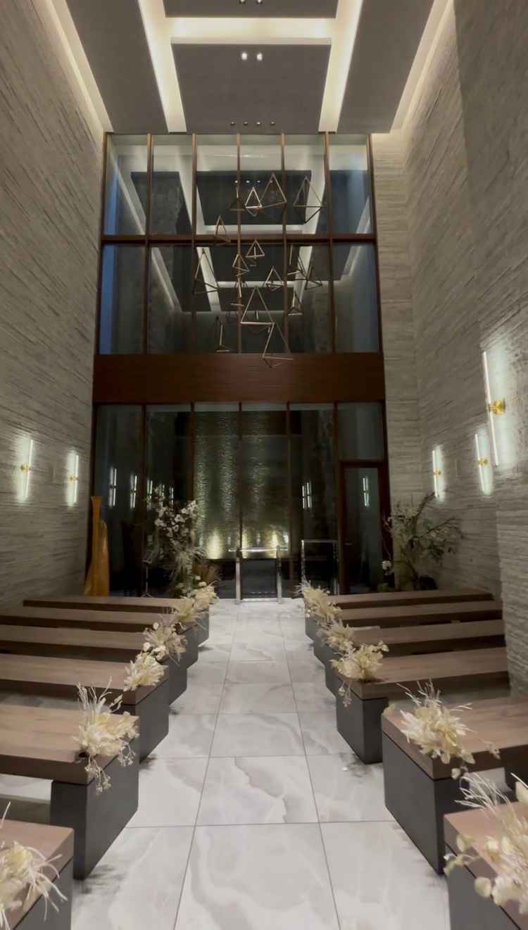 天井が高く、地下にいることを忘れてしまうくらい開放感がありました。素敵すぎて鳥肌が立ちました。