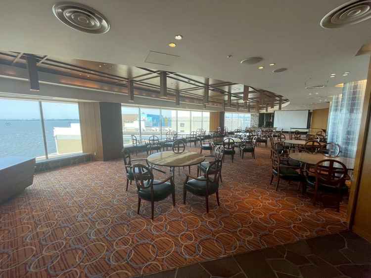 海が望める披露宴会場。横長です。